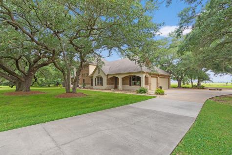 100 Vintage Oaks Court Angleton TX 77515