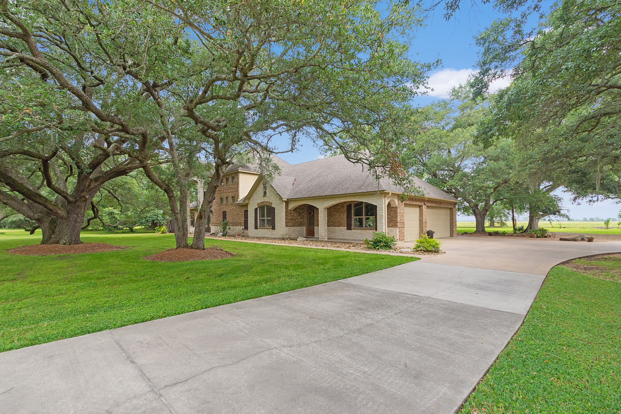 100 Vintage Oaks Court Angleton TX 77515