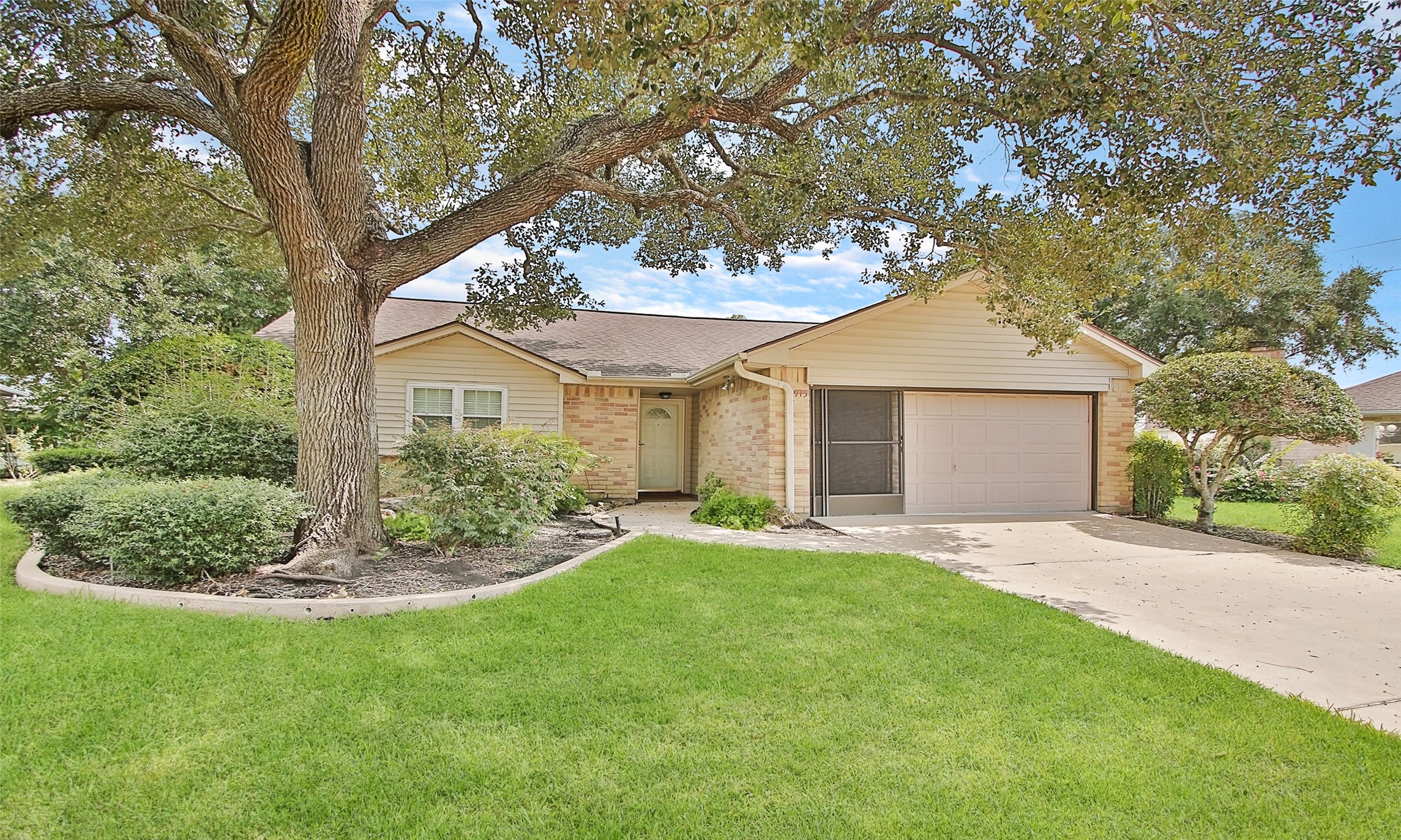 915 Postwood Lane Pearland TX 77584