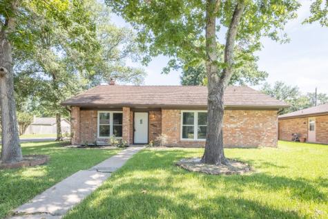 725 N Plantation Drive Angleton TX 77515