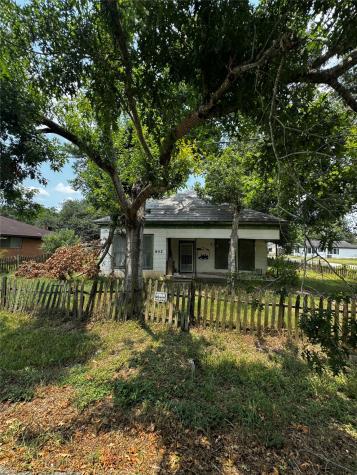802 Koym Street East Bernard TX 77435