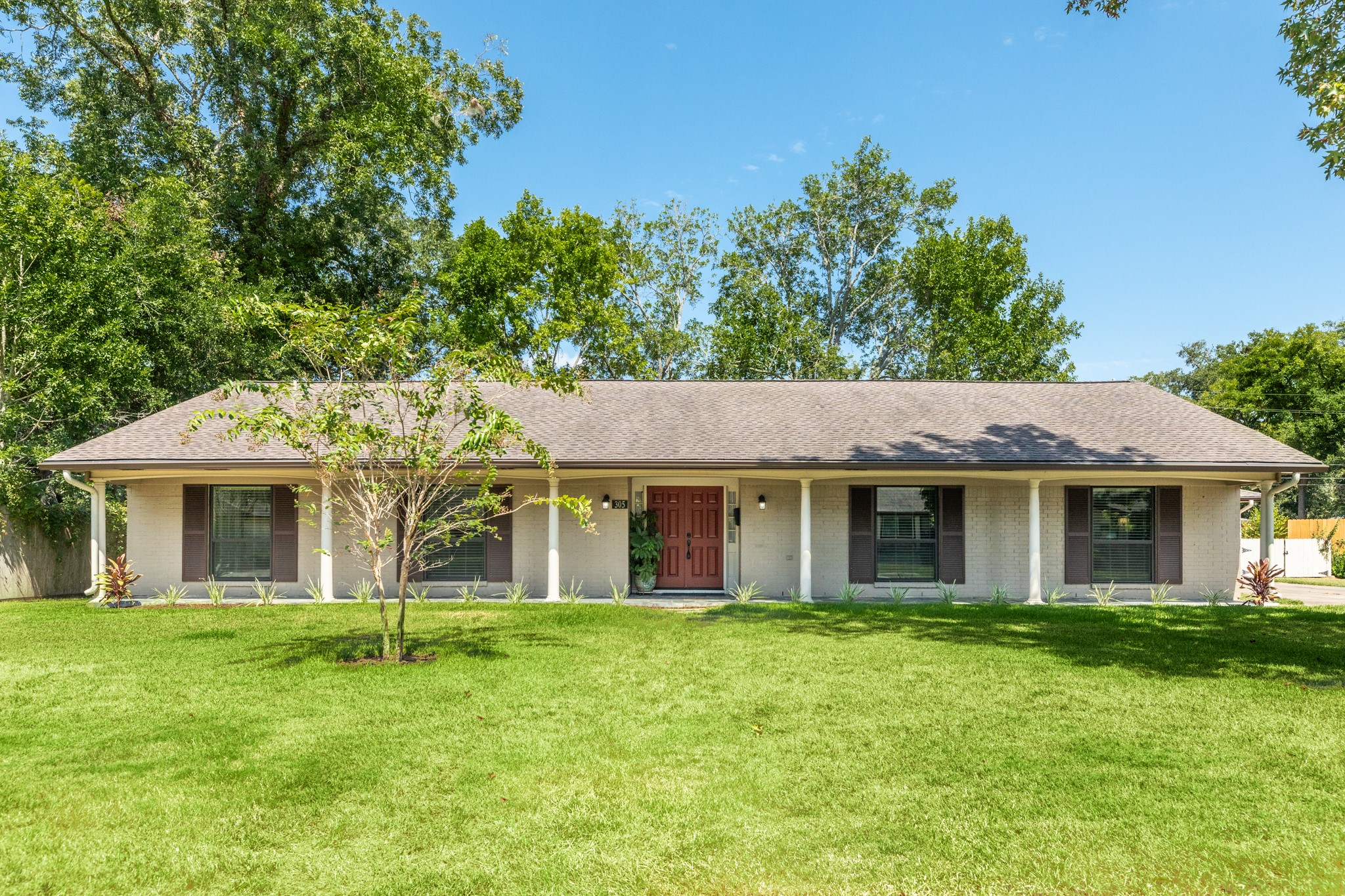 305 Linden Lane Lake Jackson TX 77566
