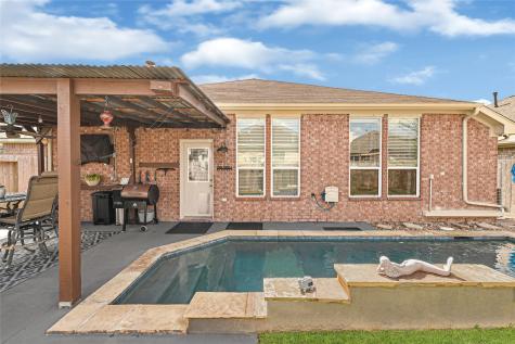 695 Elizabeth Street Alvin TX 77511