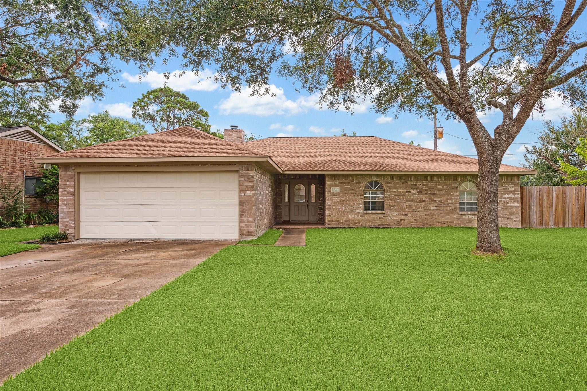 307 Dover Lane Friendswood TX 77546