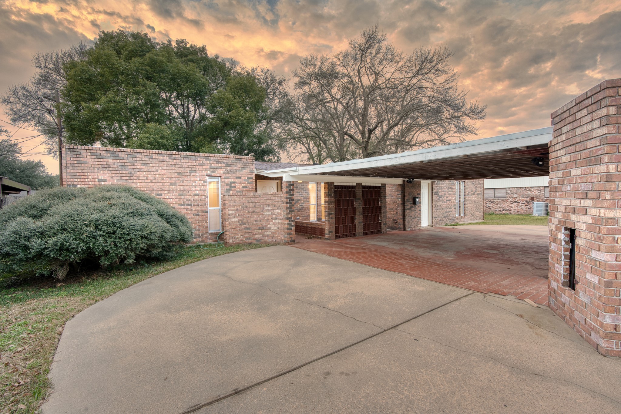 7121 Washington Street Groves TX 77619