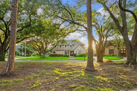 1327 W Vistawood Court Houston TX 77077