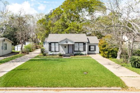 412 S Shanks Street Clute TX 77531