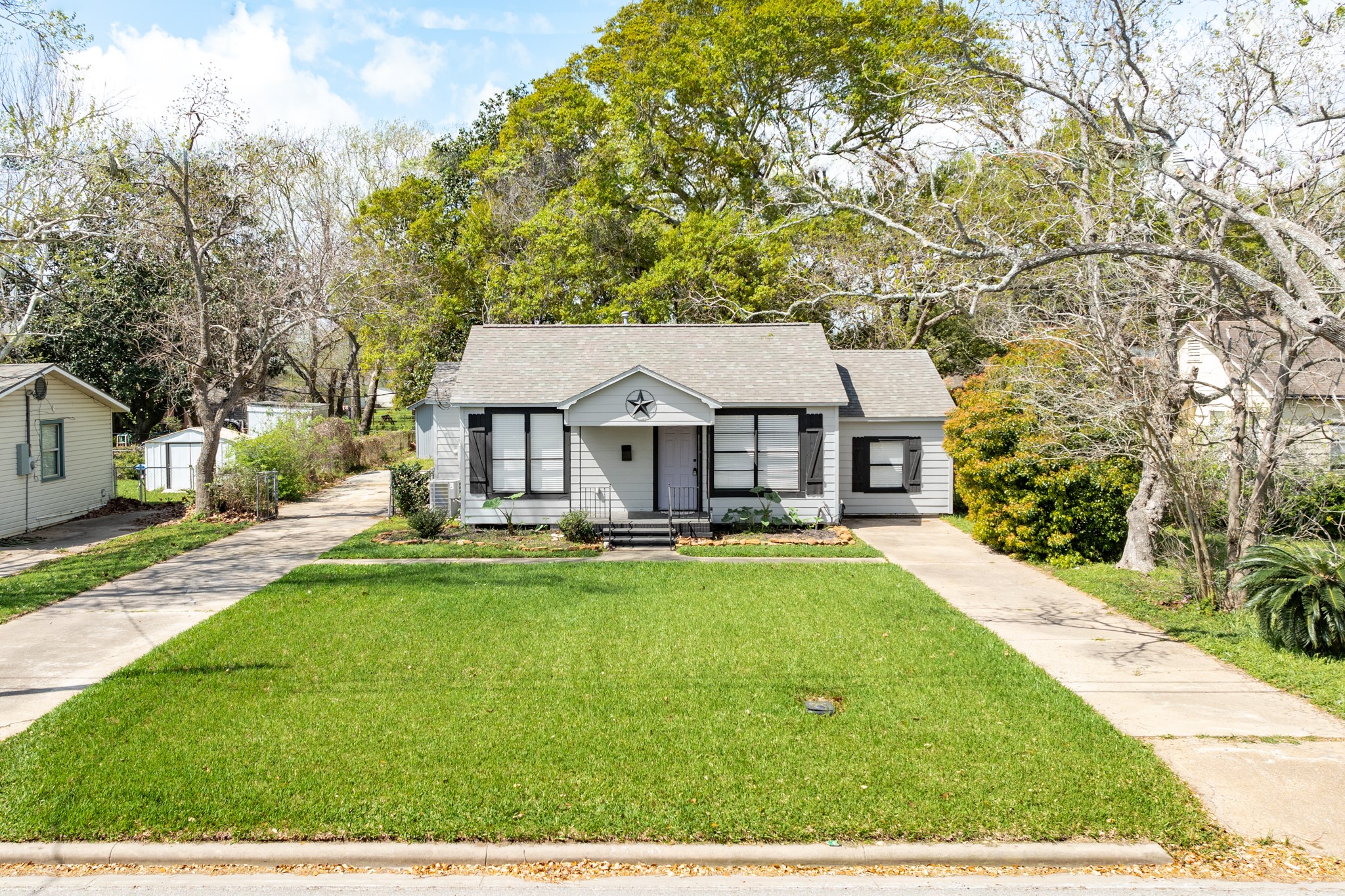 412 S Shanks Street Clute TX 77531