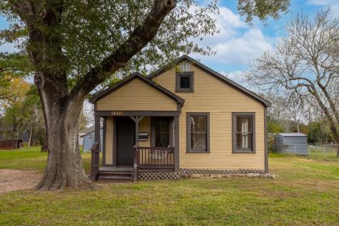 830 Fowlkes Street Sealy TX 77474