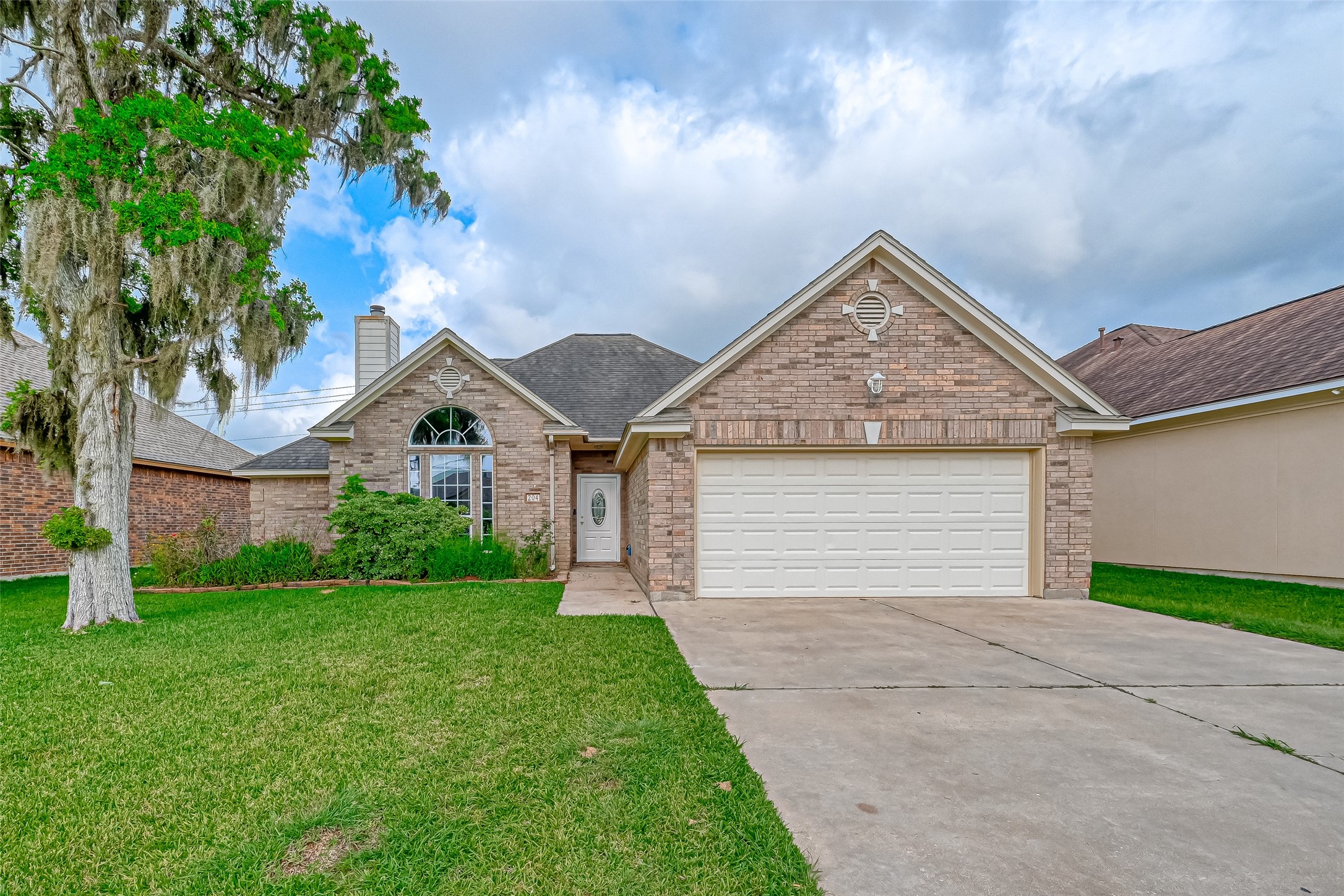 204 Majestic Oak Circle Lake Jackson TX 77566