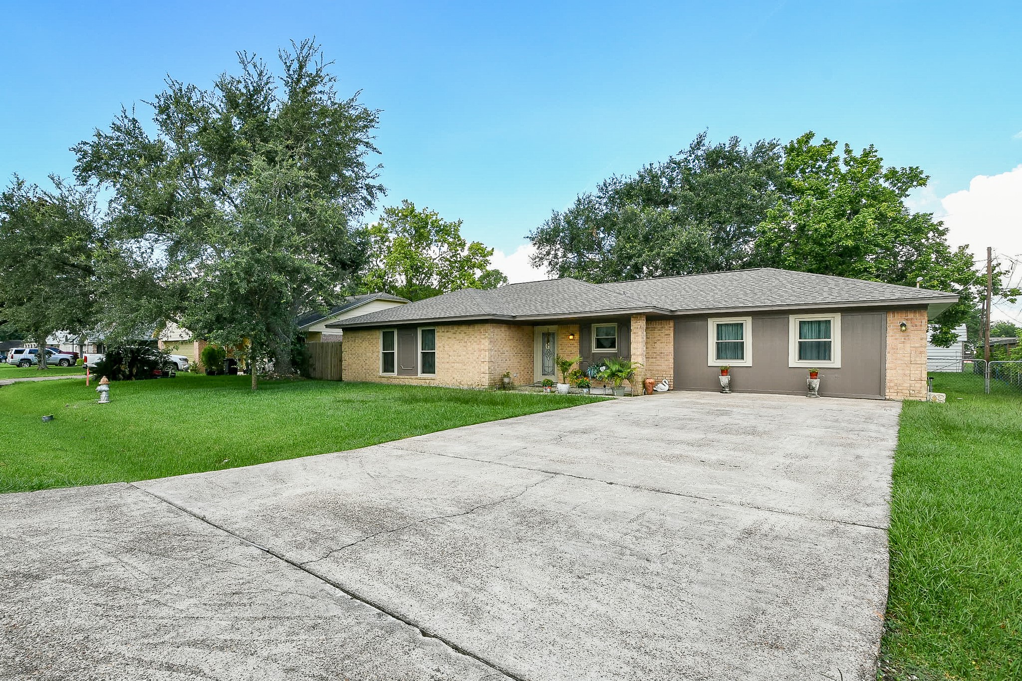 602 Sharondoah Drive Highlands TX 77562