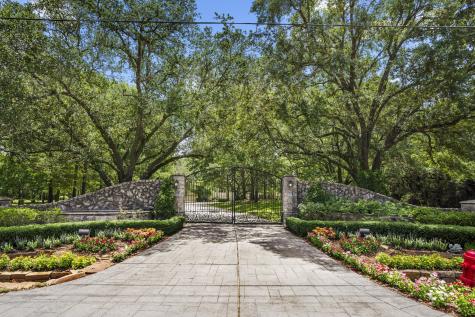 405 W Spreading Oaks Avenue Friendswood TX 77546