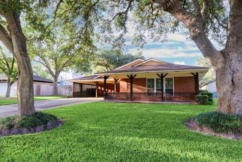 16 E Hacienda Street Bellville TX 77418
