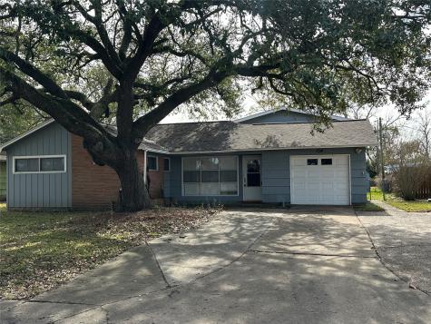 104 Palm Lane Lake Jackson TX 77566