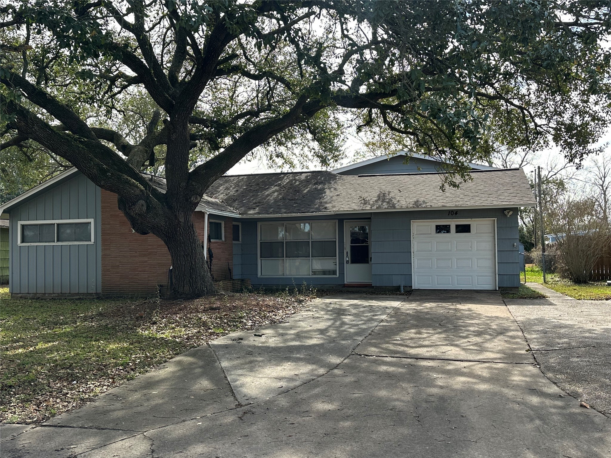 104 Palm Lane Lake Jackson TX 77566