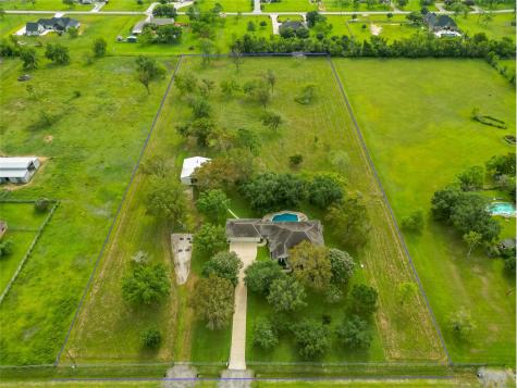 135 Happy Hollow Street Alvin TX 77511