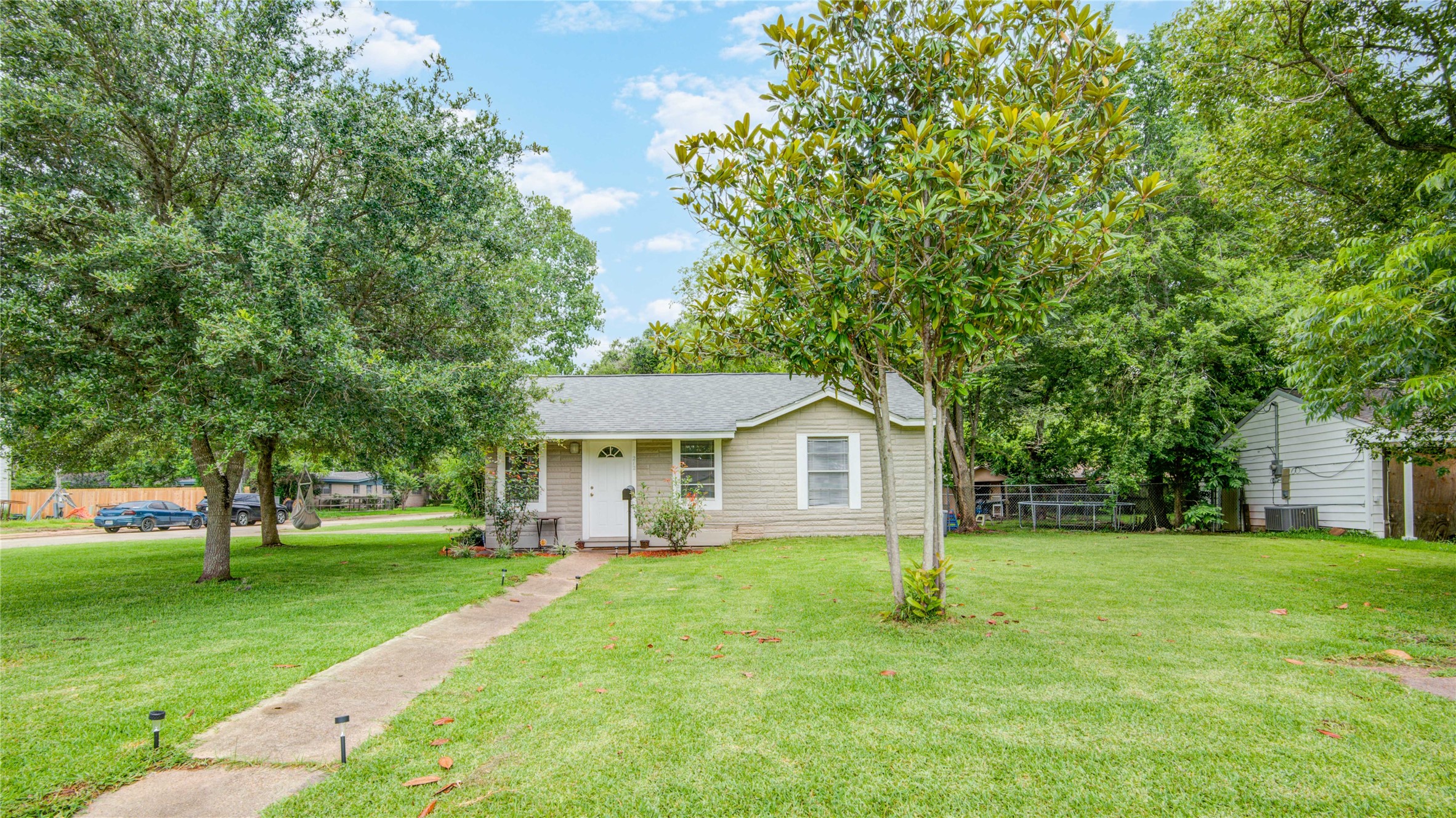 212 Huisache Street Lake Jackson TX 77566
