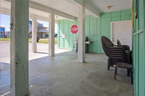 962 Raymond Crystal Beach TX 77650
