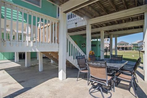 962 Raymond Crystal Beach TX 77650
