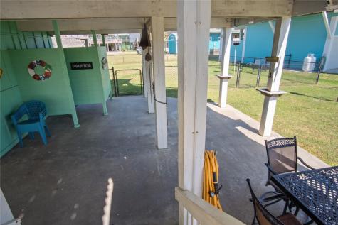 962 Raymond Crystal Beach TX 77650