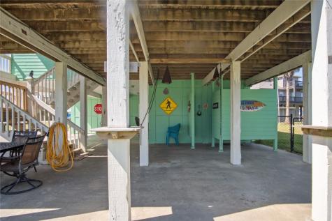 962 Raymond Crystal Beach TX 77650