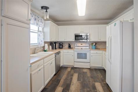 962 Raymond Crystal Beach TX 77650