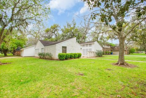 201 Canterbury Drive West Columbia TX 77486