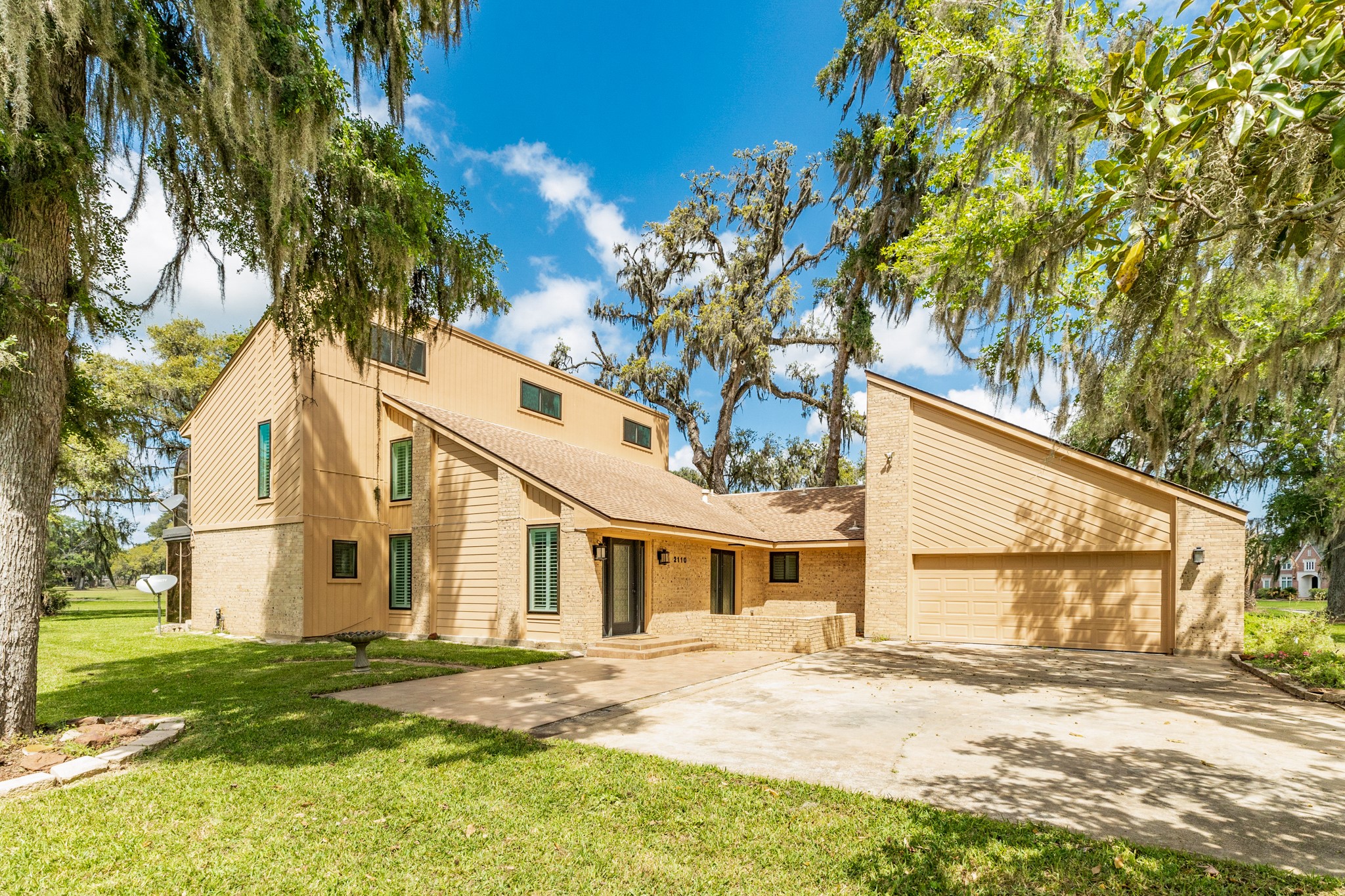 2110 Riverside Drive West Columbia TX 77486
