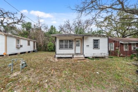 1918 Roosevelt Street Huntsville TX 77320