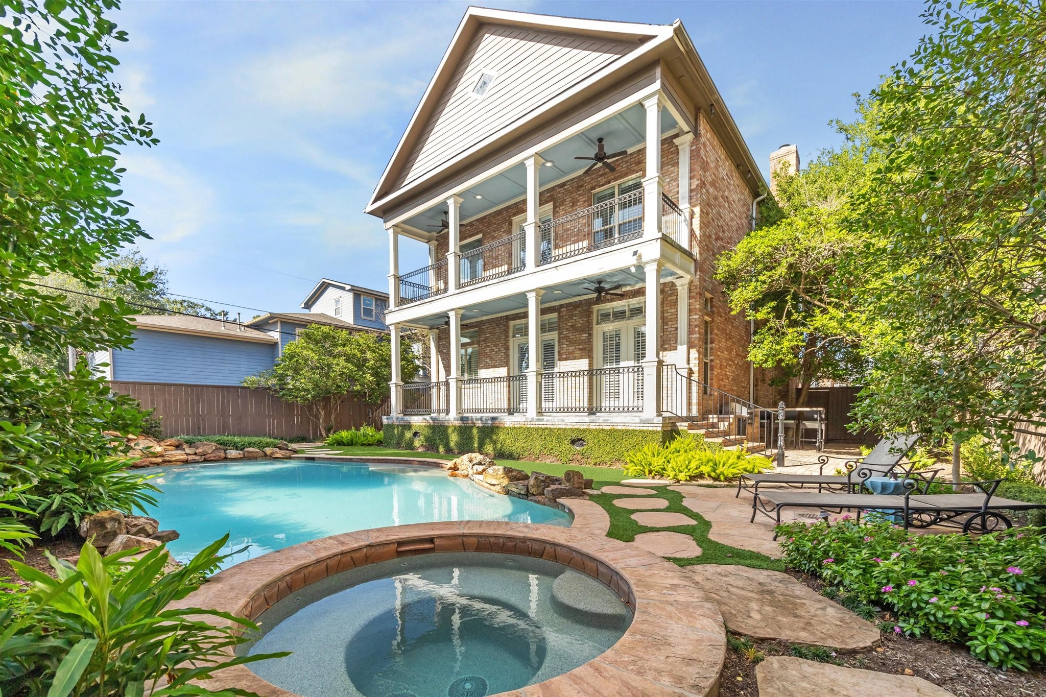 204 W 10th Street Houston TX 77008
