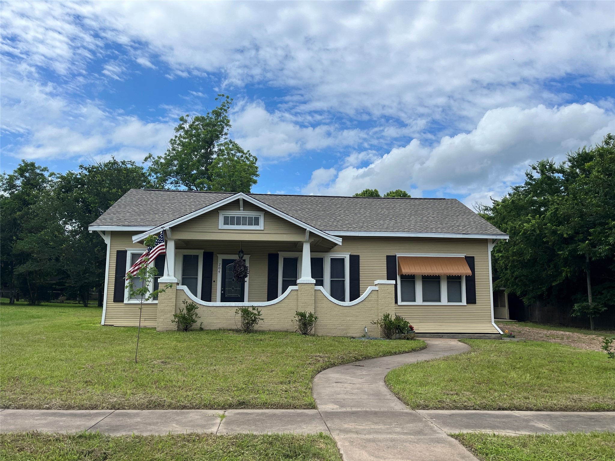204 W Market Street Weimar TX 78962