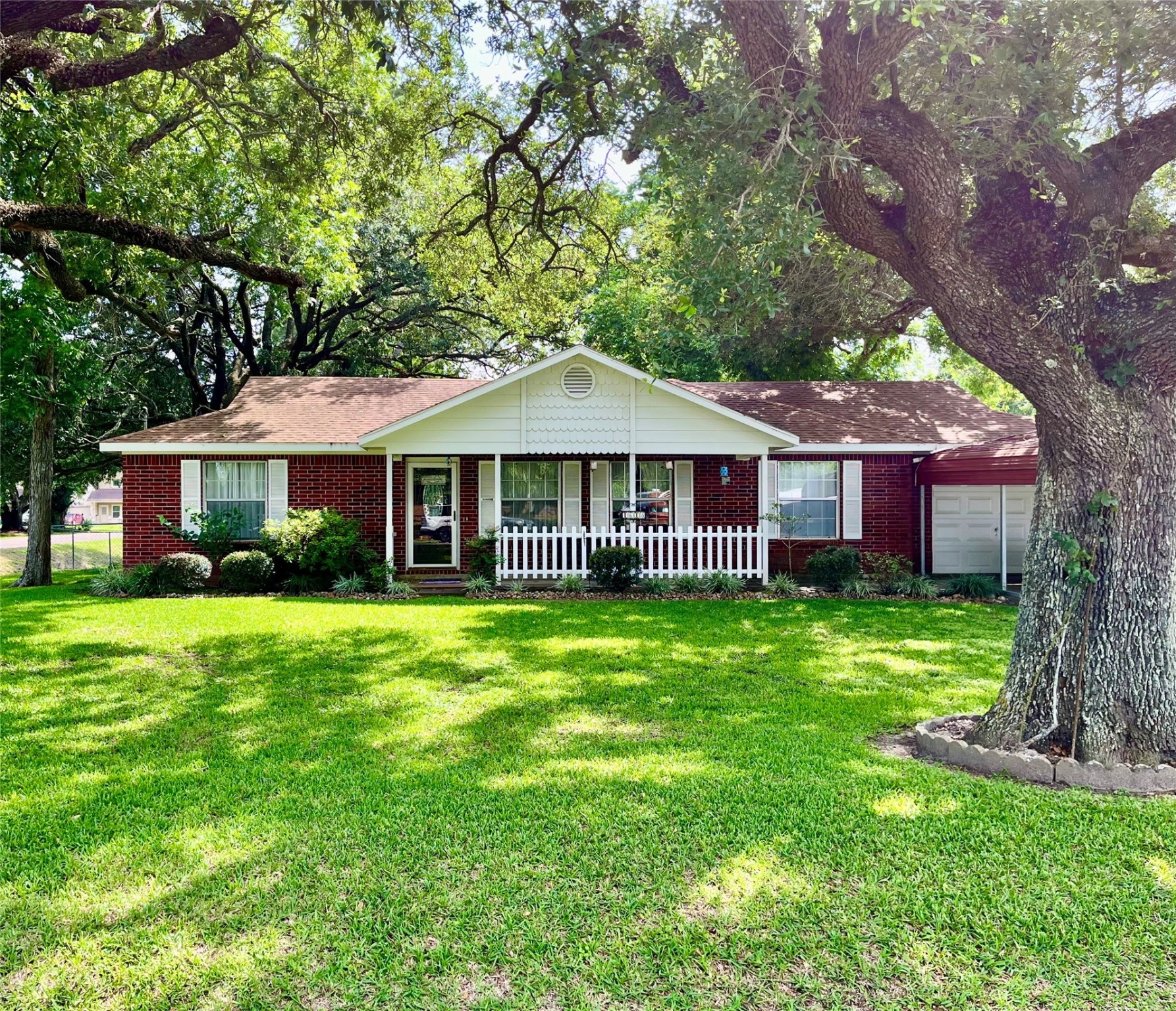 1618 Avenue F Danbury TX 77534