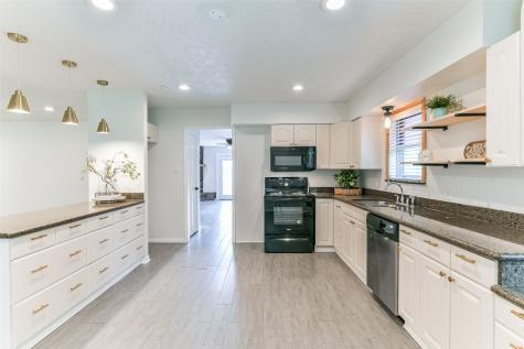 2330 W Coombs Street Alvin TX 77511
