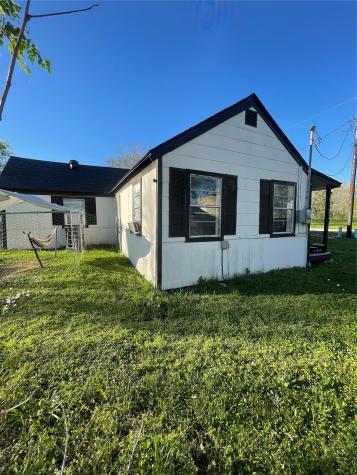 105 N Carver Street Edna TX 77957