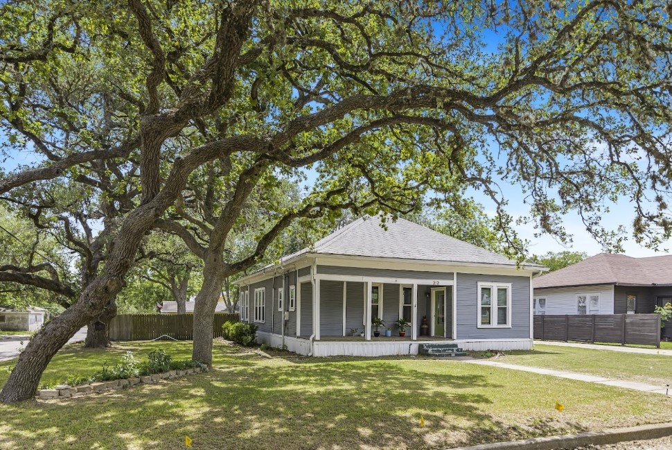 212 Whitfield Street Yoakum TX 77995