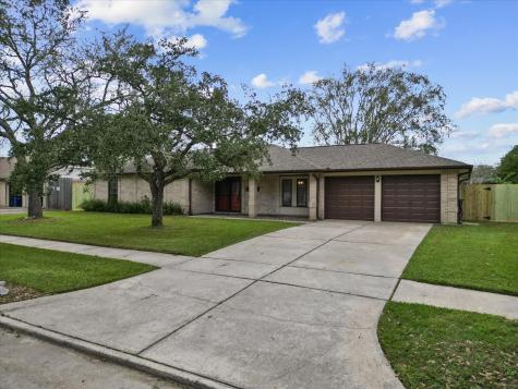 1303 W Castlewood Avenue Friendswood TX 77546