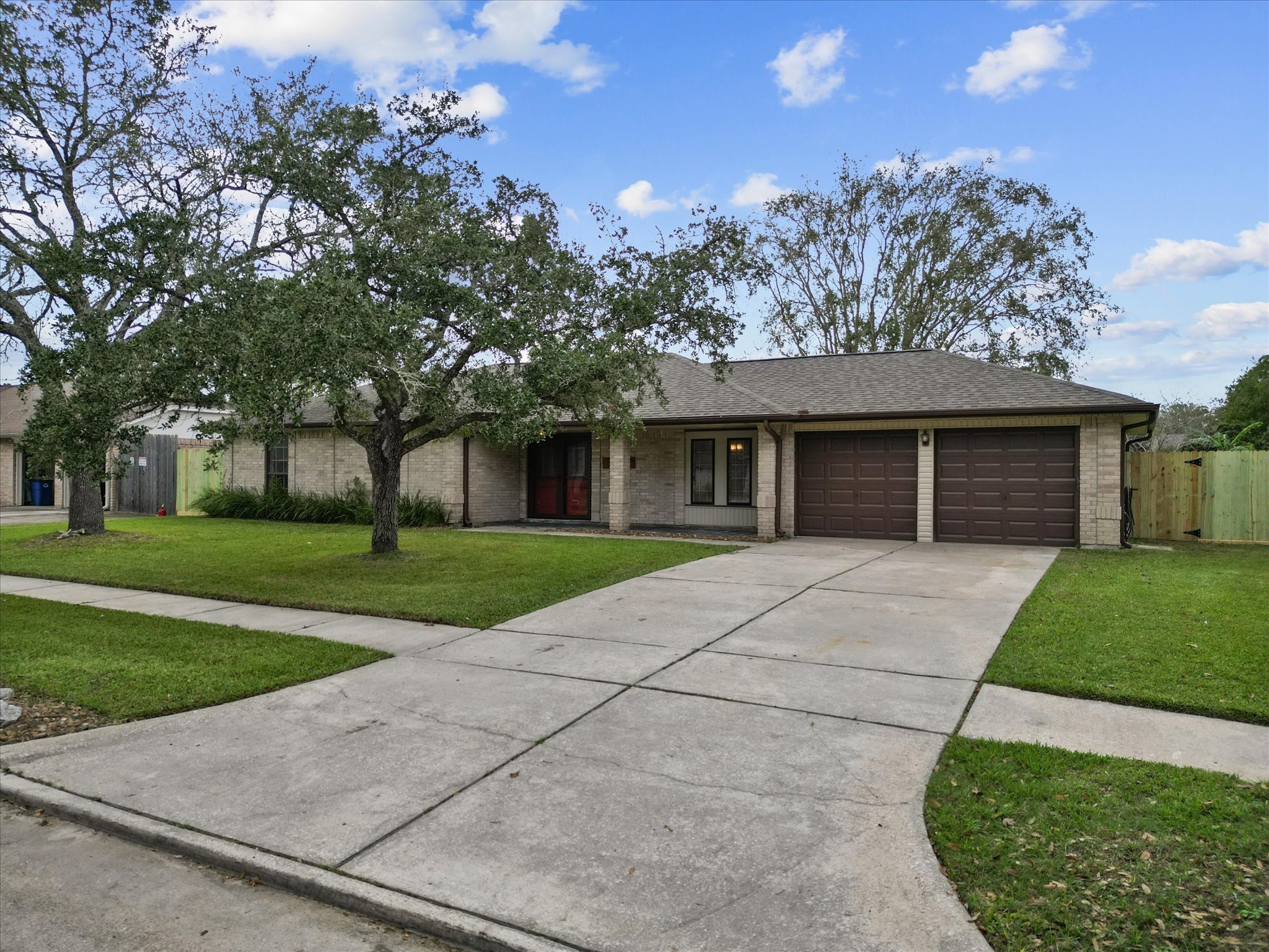 1303 W Castlewood Avenue Friendswood TX 77546
