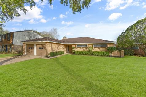 311 Stonehenge Lane Friendswood TX 77546