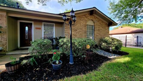 1913 Winding Creek Drive Pearland TX 77581