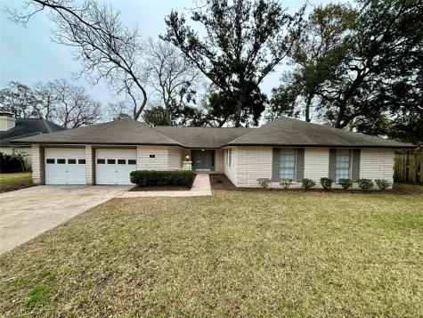 54 Pine Court Lake Jackson TX 77566