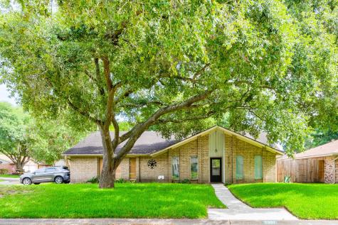 2301 Cambridge Court N League City TX 77573