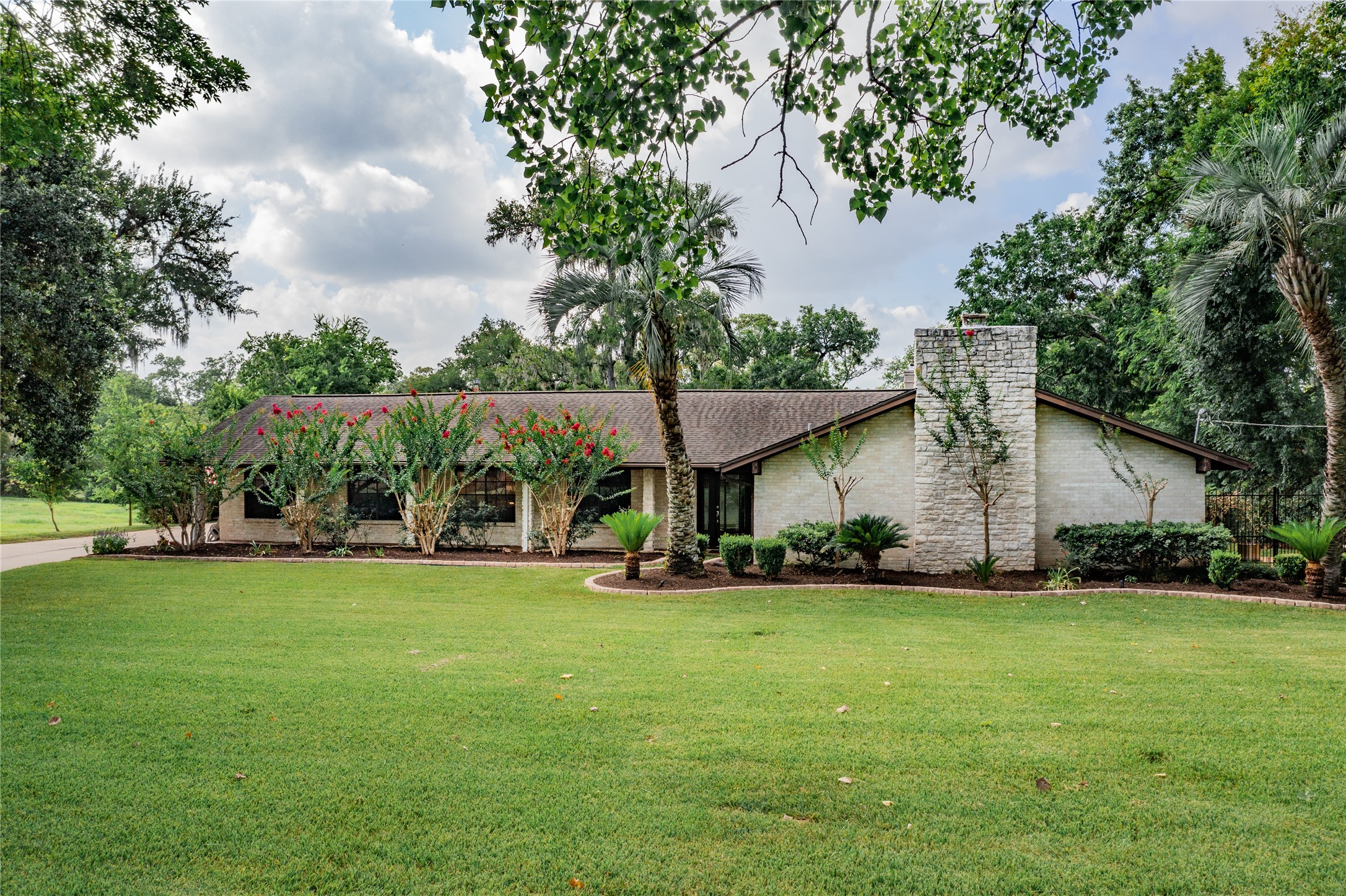 404 N Shadowbend Avenue Friendswood TX 77546