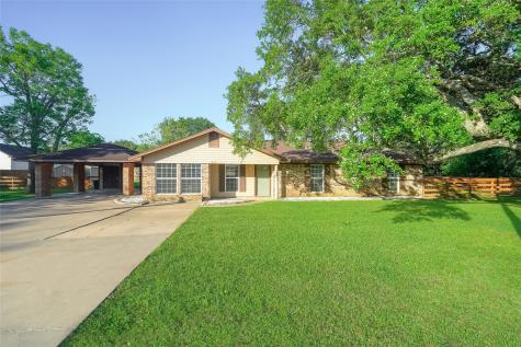 1502 Avenue G Danbury TX 77534