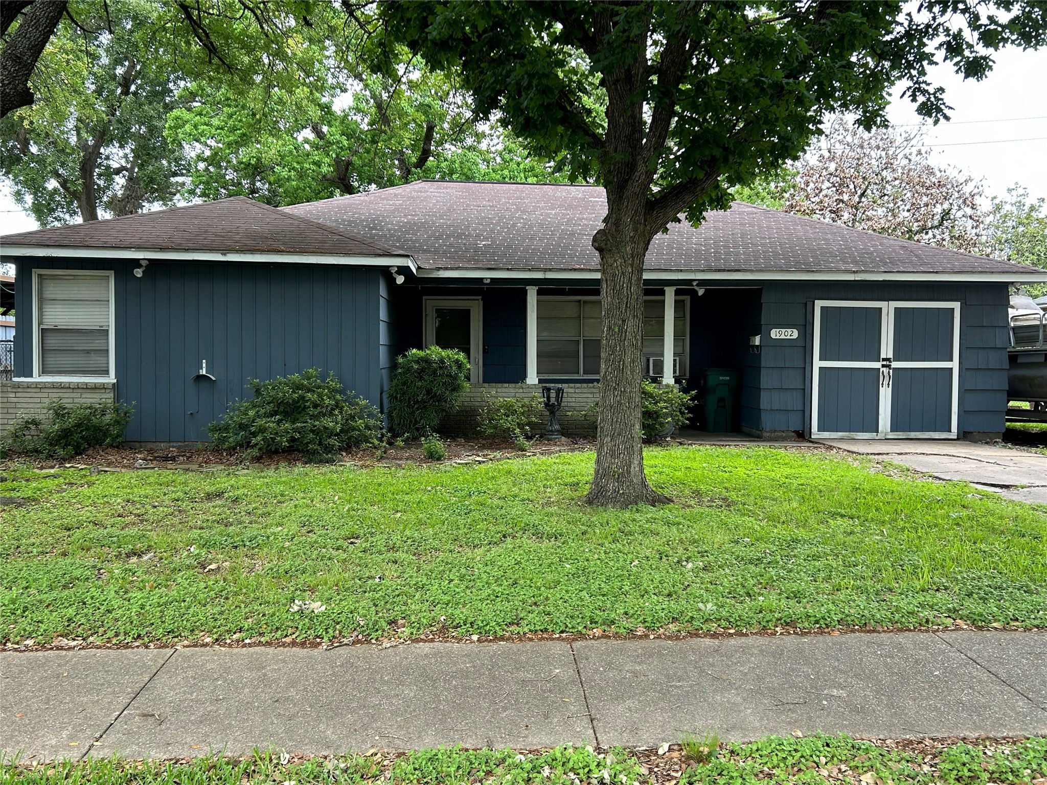 1902 Cleveland Street Pasadena TX 77502