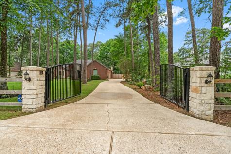 17 Creek Forest Lane Conroe TX 77384