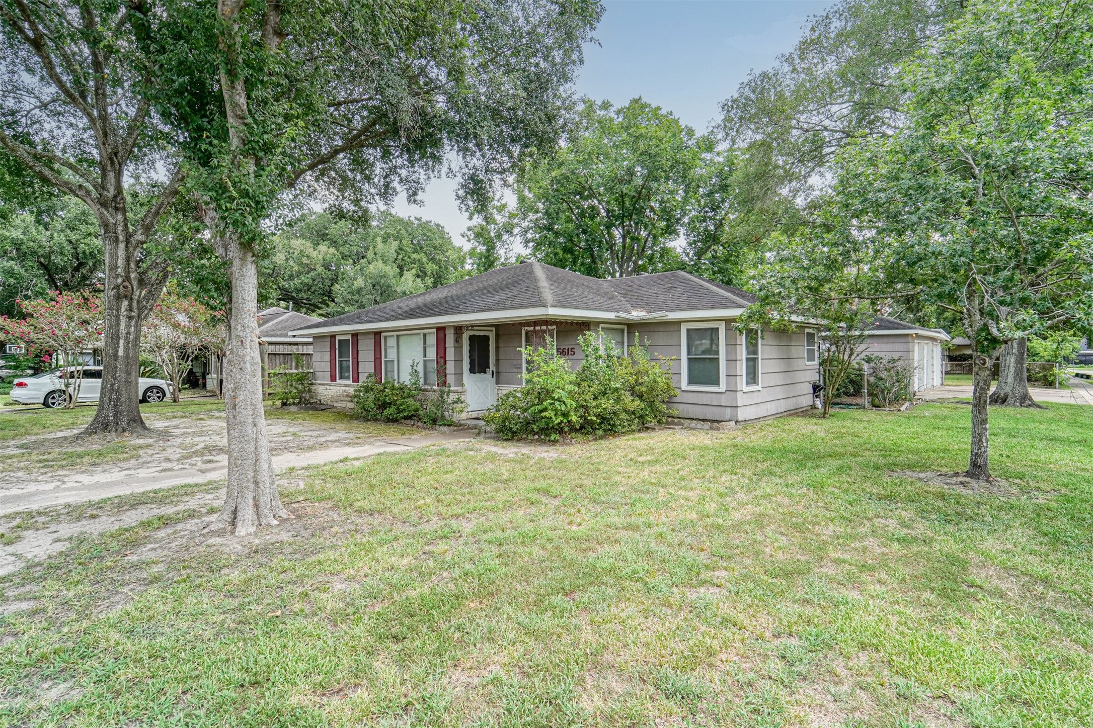 5615 Whitehaven Street Bellaire TX 77401