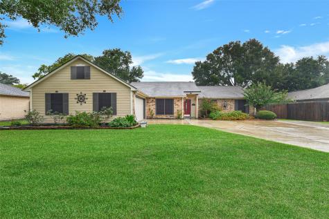 1011 W Castlewood Avenue Friendswood TX 77546