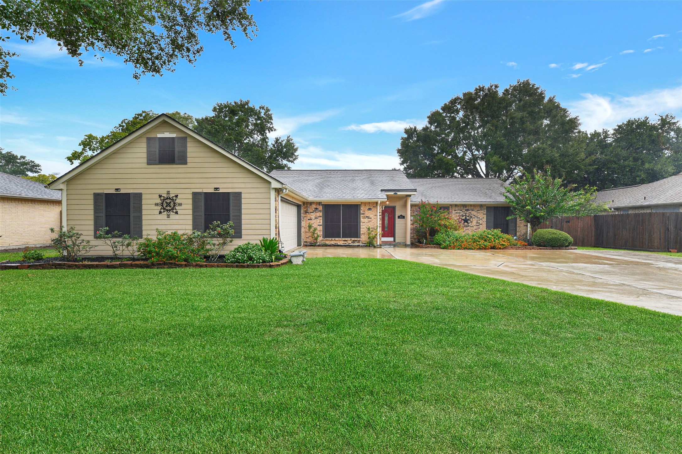 1011 W Castlewood Avenue Friendswood TX 77546
