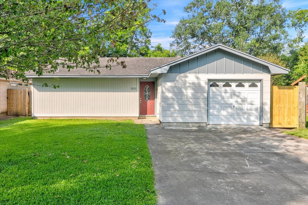 808 S 10th Street Nederland TX 77627