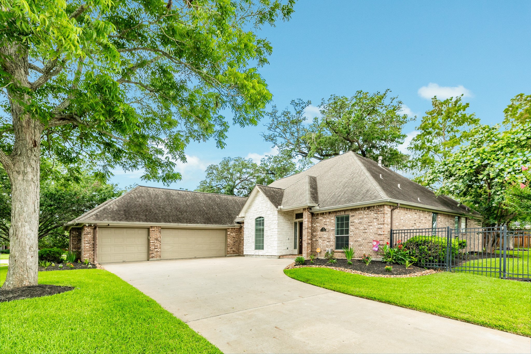 52 English Oak Court Lake Jackson TX 77566